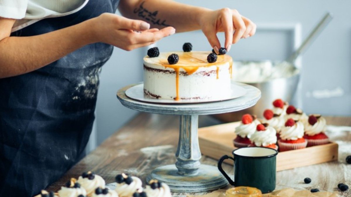 icing and decorating cake