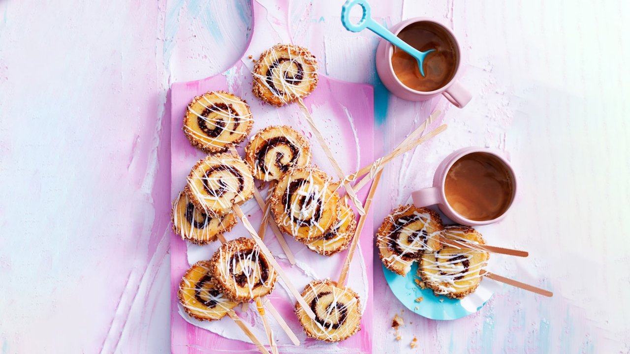 Cinnamon Bun Cookie Pops 