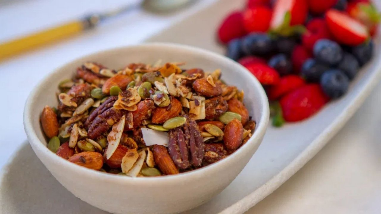 baked nut muesli with berries